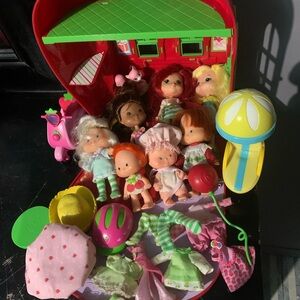 Strawberry Shortcake 2015 Berry Happy Home Doll House Carry Playset 7 Dolls